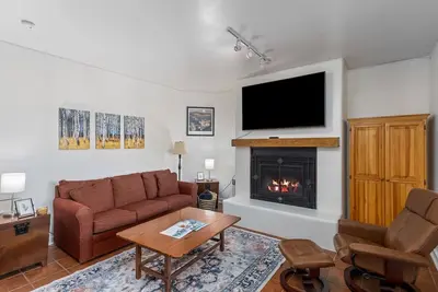 Image de Cozy Ski-In Ski-Out Condo with Hot Tub