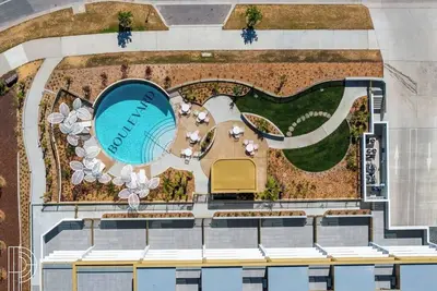 Image de Modern, fresh, and energetic amenity fills the shared space on the Boulevard