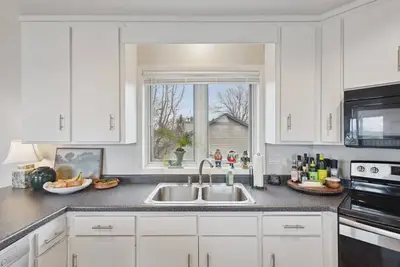 Image de Bay View Home - Draft Rental 15. 5 Miles to Lambeau