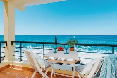 Image de The Yellow House with a View\n