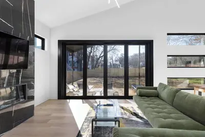 Image de New-Build with Luxe Amenities - 5mi to Downtown