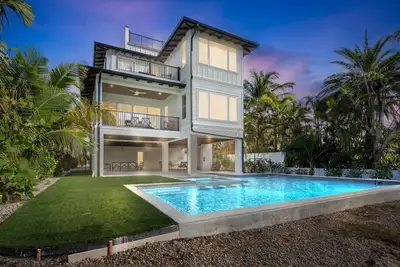 Image de 9-Bedroom Waterfront Getaway, Steps from Lido Key Beach and St. Armands Circle!