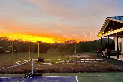 Image de Pickleball Court! New 2025 Luxury Beauty, Mtn. Views, Only 2 minutes to Frio!