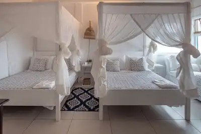 Image de Waterfront Spacious 5-bedroom villa in Mamora Bay, Watersports Games room,