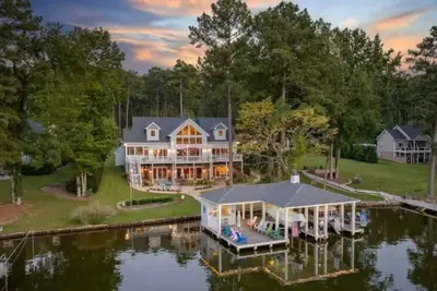 Image de Spacious 7br house, Lakeview, Dock, Decks, Kayaks, Patio
