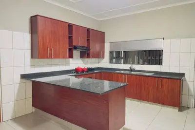 Image de Cozy bedroom ensuite, fully equipped retreat.