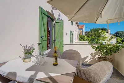 Image de Apartment Gold in Mali Lošinj, ideal for up to 5 people, offers a unique experience of living in a quiet location, just a few steps from the lively center.