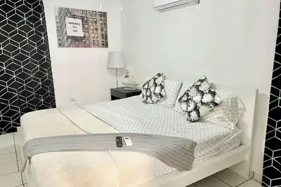 Image de Modern apartment steps from the beach