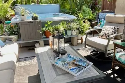 Image de Charming 2-bedroom condo North Fort Myers private outdoor courtyard and hot tub