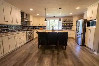 Image de 5 acres, Zip line, Pool-HotTub, Sleeps 21