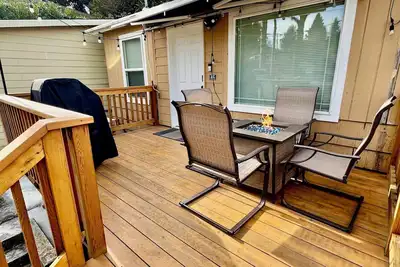 Image de Modern Seattle Two Bedrooms, Two Bathrooms + Private Deck, Hot Tub