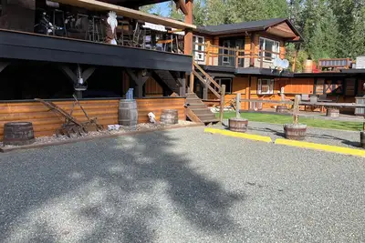 Image de River view walk out basement suite. Very quiet and tranquil.