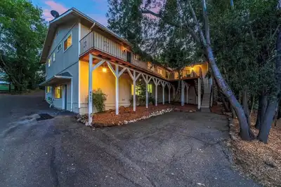 Image de 6 bedrooms near Wineries w/Hot Tub, Fire pit, and Arcade near Lake & Trails