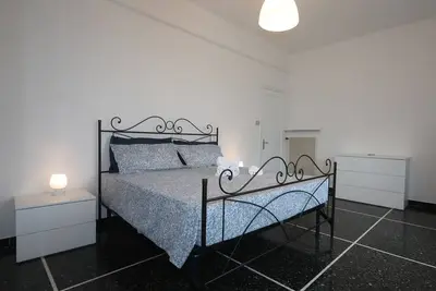 Image de Appartement spacieux et lumineux en Ligurie, à seulement 3 minutes de la mer.