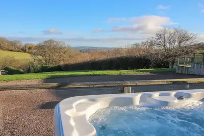 Hillview, family friendly, with hot tub in Cleobury Mortimer