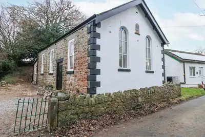Image de The Old Nant-Y-Fflint Chapel, pet friendly, with a garden in Flint