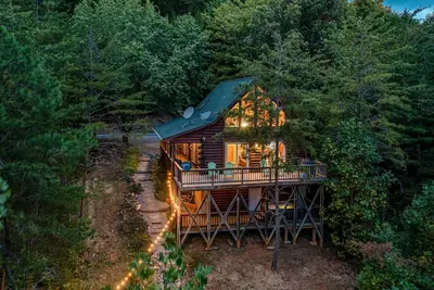Image de Into the woods 45 Min to Asheville w/ Hot Tub