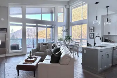 Image de Eagle's Nest - Penthouse Condo w/ spectacular Harrison Lake & Mountain Views