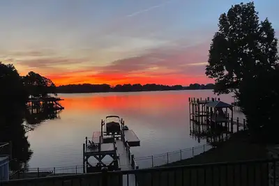 Image de Lake Norman Retreat with breathtaking water view, sand beach and private dock