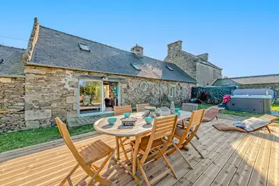 Image de Maison de vacances 'Longère De Charme - Jardin Et Spa' avec terrasse privée, jardin privé et Wi-Fi