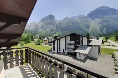 Image de Studio 'Aiguille De Mey 12' avec vue sur les montagnes et balcon