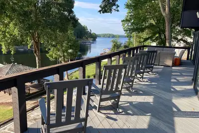 Image de Fantastic Lake Front Home w Hot Tub, Firepit, Ping Pong and much more!