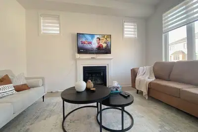 Image de Sunlit Brand-New Home: Comfort & Convenience for Families