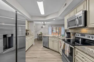 Image de Tranquil 2-bedroom townhome in Raleigh. Close to shopping and restaurants.
