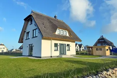 Image de Reethaus \"MeerZeit\" with fireplace, sauna and 3 bedrooms - Holiday home with sauna and fireplace