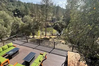 Image de Charming house near Yosemite w/ amazing hot tub and private lake/forest views! !