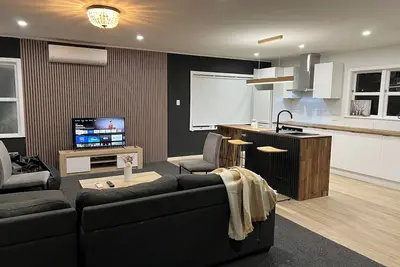 Image de Modern 3-bedroom house, steps away to shopping centre and restaurant/bar.