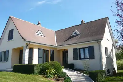 Image de Maison moderne avec jardin, animaux acceptés, Wi-Fi, stationnement privé