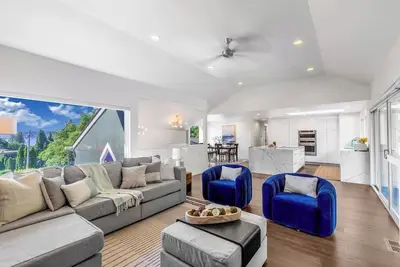 Image de Modern and Relaxing Lake Sammamish View House