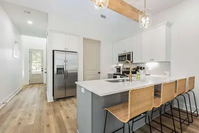Image de New Cottage Downtown • Sports Complex • King Beds
