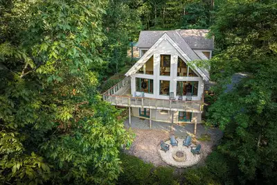 Image de Spacious Cabin in the Woods near Breweries and Wineries
