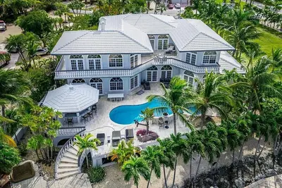 Image de Luxurious Fantasea 6 bed 5. 5 bath with pool and 60
