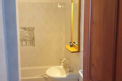Image de Grande maison individuelle vous accueille au 1er étage et vous offre 3 chambres