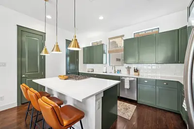 Image de Luxury Townhome off Magnolia Ave - 3b/3. 5ba with garage!
