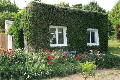 Image de La Maison en Feuilles un abri charmant avec jardinet et terrasse, parfait pour 2