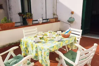 Charming 2-bedroom house with WiFi, Ac in serene Meta