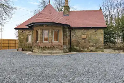 Image de We love this historic lodge with large garden and wood fired hot tub.
