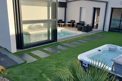 Image de Maison avec piscine, jaccuzi et jardin en bord de mer