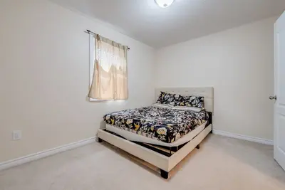 Image de Peaceful Room - catchup on sleep & freshen up! Great location along 401 Highway