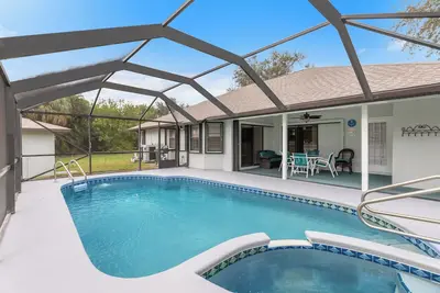 Image de Private Oasis! Heated Pool, Lanai with Poolside Bathroom, Grill, Mins to Beach!