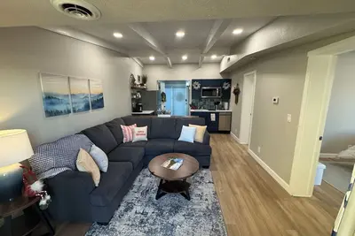 Image de Perfect Lakeside Getaway - Renovated condo with All the amenities + Laundry!