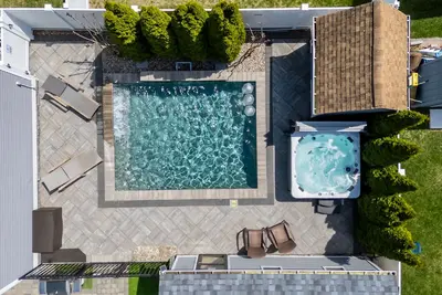 Image de Bayside Heated Salt Water Pool & Hot Tub Oasis