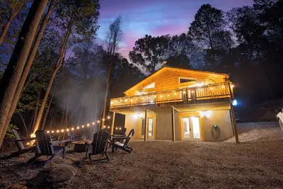Image de Brand new cozy 4-bedroom cabin: Hot tub, epic game room, firepit, starlink wifi