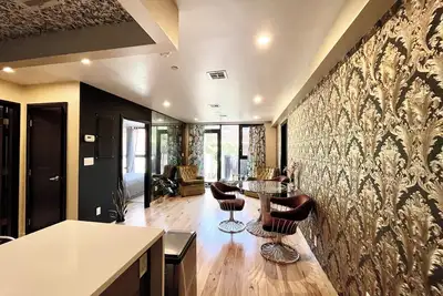 Image de Large Bright & Creative Condo with Patio