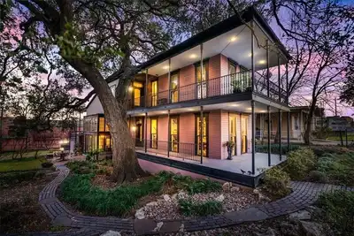 Image de Rare East Austin Victorian Home - Walk to Downtown