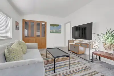 Image de Carmel 1-Bedroom, Home Away from Home!